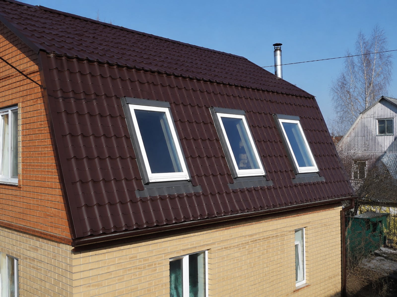 Velux или Fakro — какие мансардные окна выбрать в 2026 году