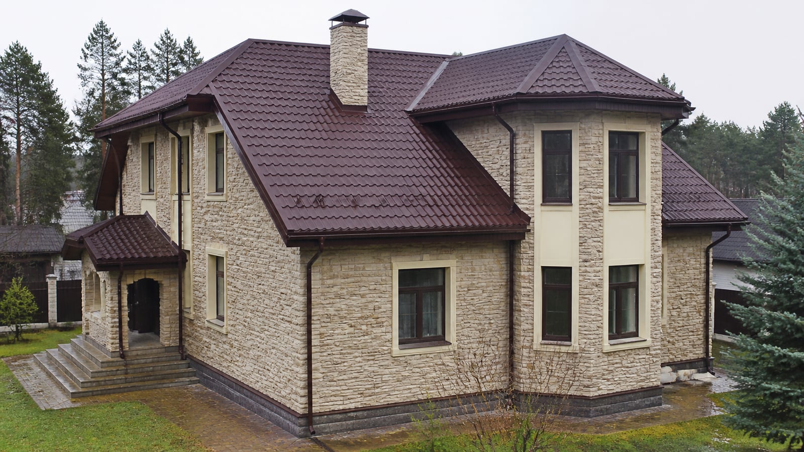 Трёхскатная крыша с композитной черепицей в Истре, 175 м²